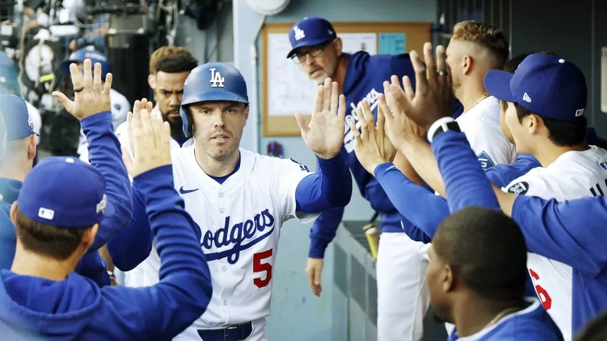 Freddie Freeman celebra con sus compañeros de los Dodgers
