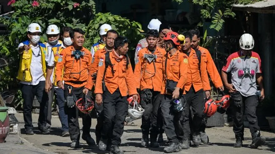 Rescatistas en derrumbe de escuela en Indonesia