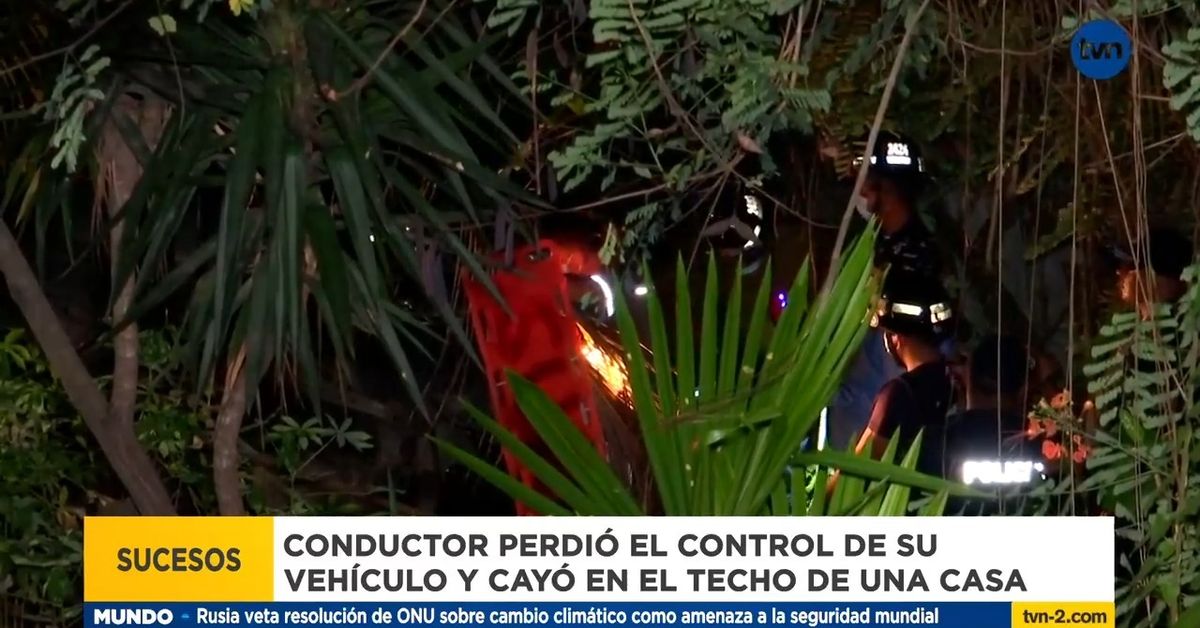 Conductor pierde el control del auto y cae a un barranco en Pan de ...