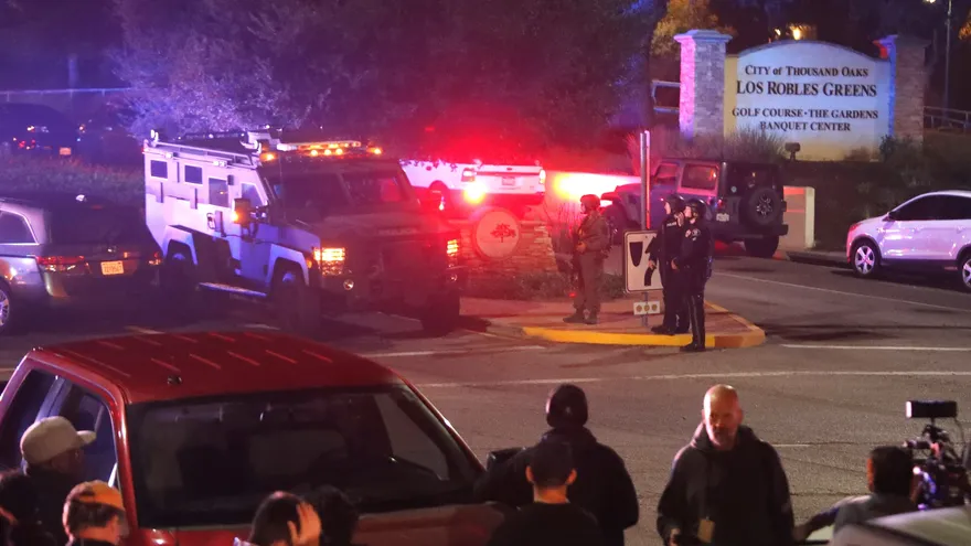 Miembros de la policía aseguran la carretera del lugar del tiroteo, en el Borderline Bar and Grill en la localidad de Thousand Oaks, California.