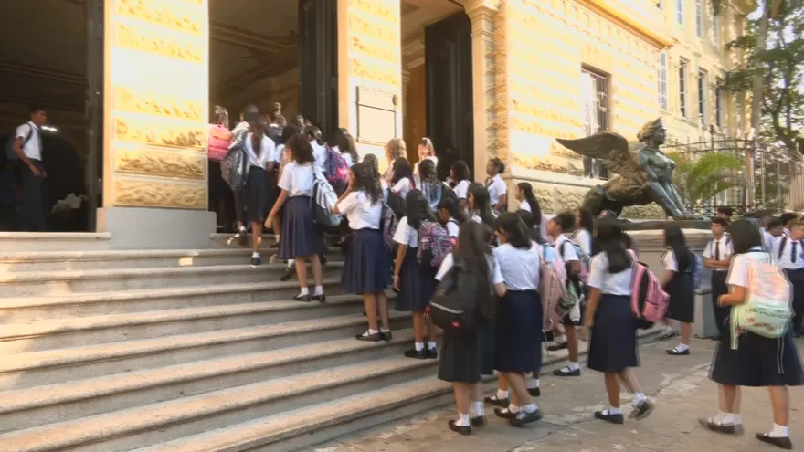 Estudiantes del Instituto Nacional ingresando a las instalaciones del colegio.