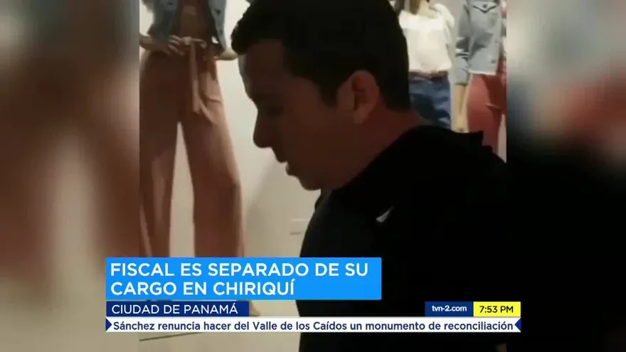 Destituyen a fiscal por grabar a mujer en centro comercial