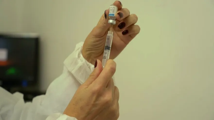 Brasil suspende ensayos de vacuna china contra el covid-19 por un "incidente grave"