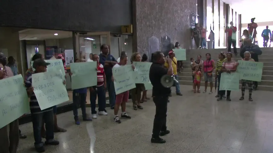 Buhoneros protestaron en la sede del Municipio