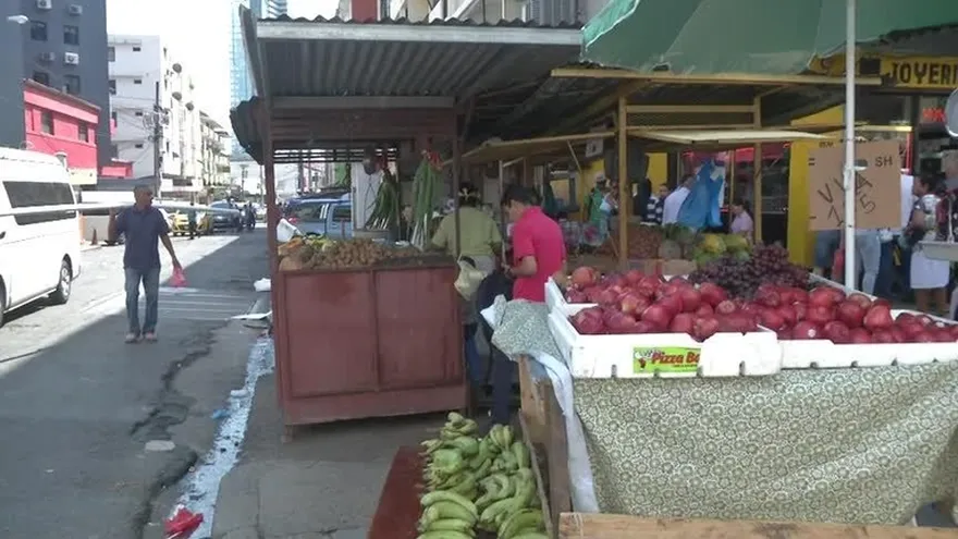 Buhoneros extranjeros desplazan a los nacionales