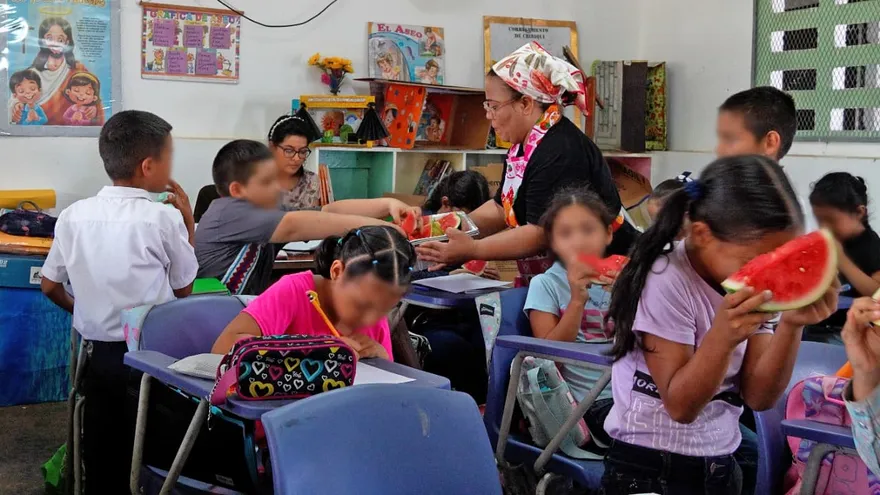 Entrega de platos de comida.