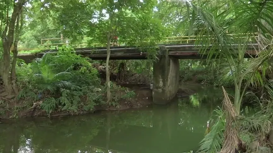Posible contaminación en río de Las Lajas, en Las Cumbres