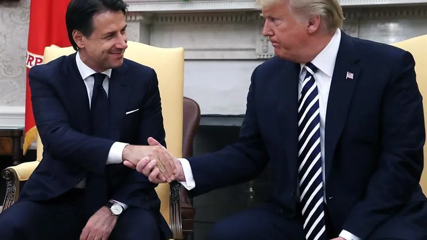 El presidente de EE.UU, Donald Trump (d), estrecha la mano del primer ministro italiano, Giuseppe Conte (i), en el Despacho Oval de la Casa Blanca.