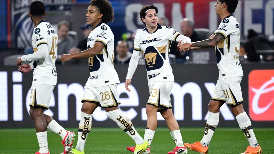 Adalberto Carrasquilla con Pumas