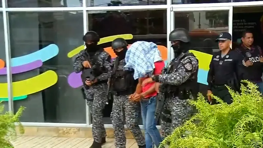 Autoridades buscan responsables de robo a banco Id.