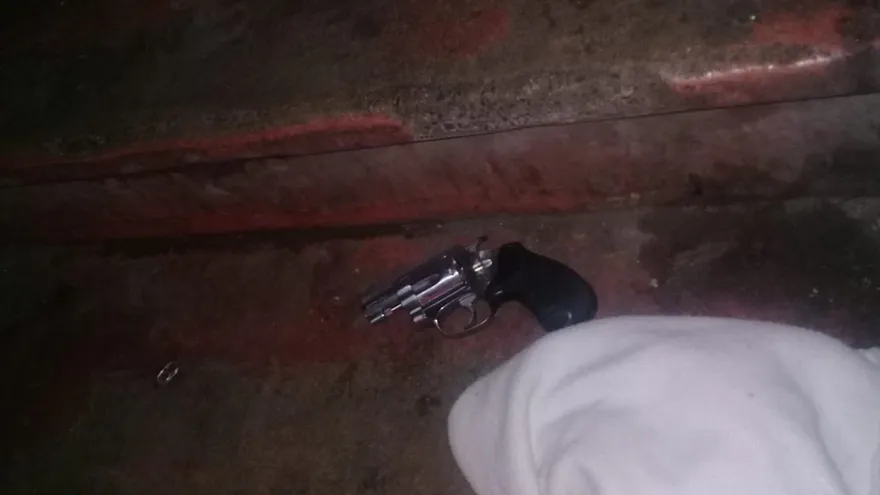 Hombre intercambia disparos con Policía Nacional en Colón y muere a causa de las heridas