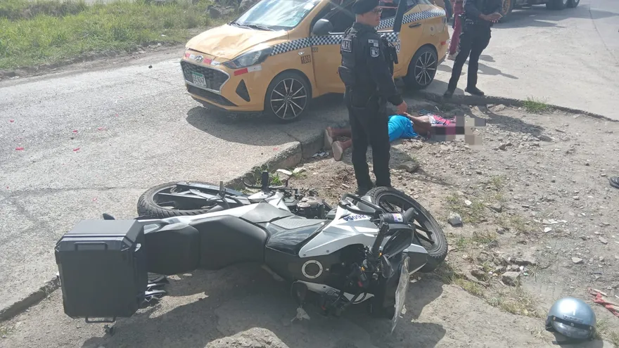 Conductor de taxi embiste a unidades policiales al intentar evadir sanción de tránsito