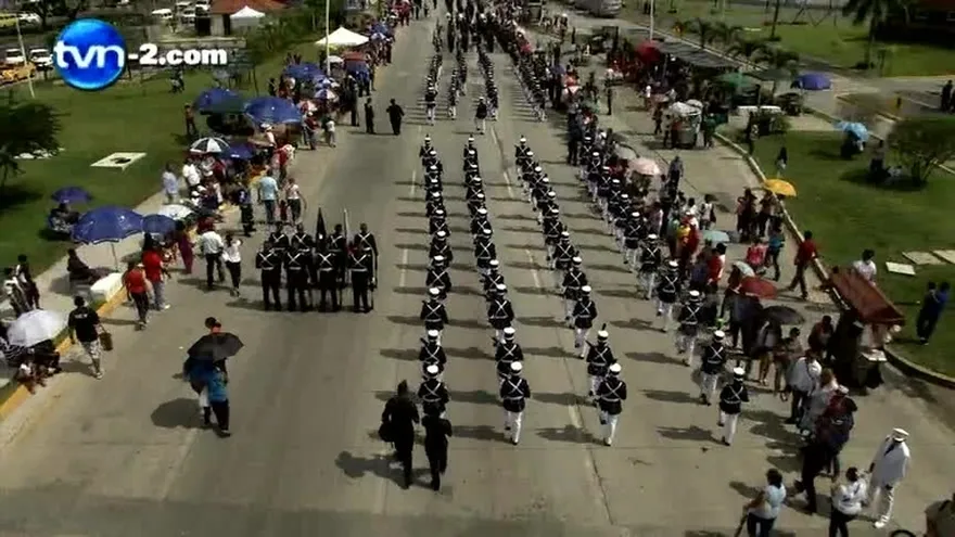 PADRES EN LOS DESFILES