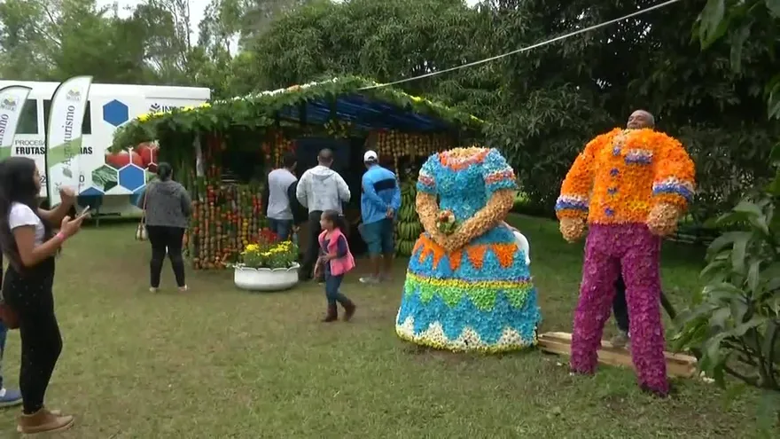 Celebran la parada de las Flores en Volcán
