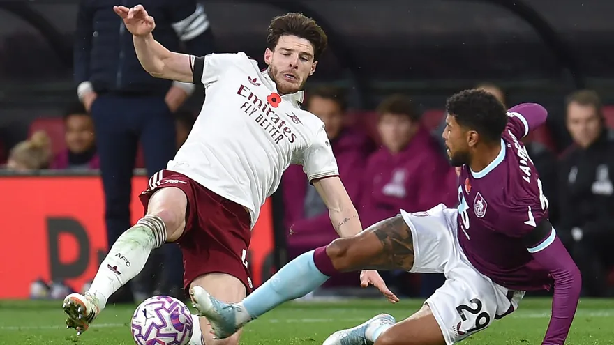 Acción del partido Burnley vs Arsenal