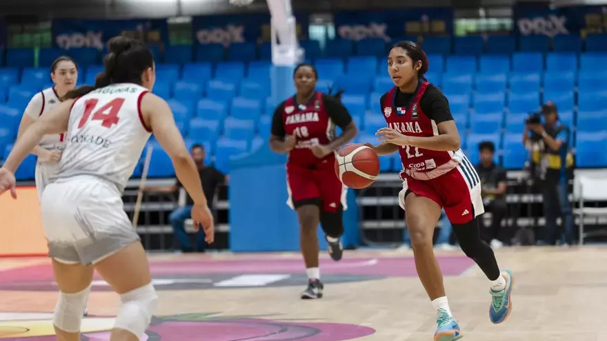 Panamá y México en acción durante el Campeonato Femenino de Baloncesto COCABA 2025