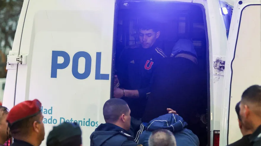 Fanáticos de Universidad de Chile al momento de su trasladado desde la estación policial de Avellaneda