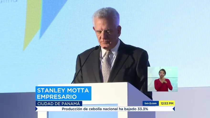 Stanley Motta recibe reconocimiento