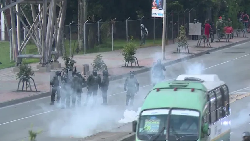 Policías y manifestantes se enfrentan en inmediaciones Universidad Nacional de Colombia