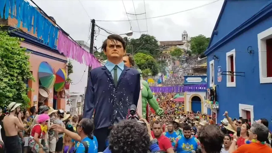 Bolsonaro y su esposa, figuras en carnaval en Brasil