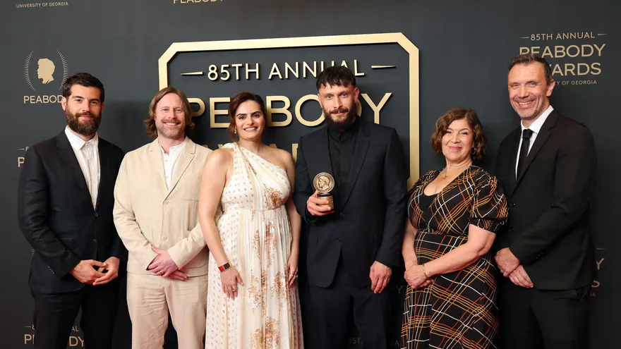Ed MacDonald, Matthew Mulot, Nava Mau, Richard Gadd, Petra Fried y Matt Jarvis, ganadores del Premio Peabody por Baby Reindeer, posan en la sala de prensa durante la 85ª edición anual de los Premios Peabody en el Beverly Wilshire, A Four Seasons Hotel el 1 de junio de 2025 en Beverly Hills.