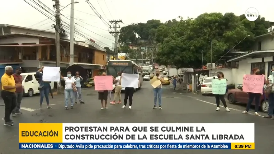Protesta en Santa Librada, piden culminación en la construcción de la escuela