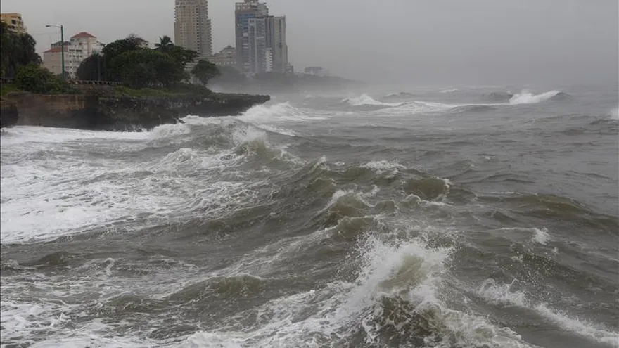 Ciclón Danny se fortalece aún más mientras se aproxima a las Antillas menores
