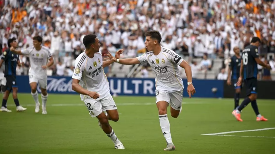Arda Guler (d) y Trent Alexander-Arnold (i) celebran durante el partido entre Real Madrid y Pachuca