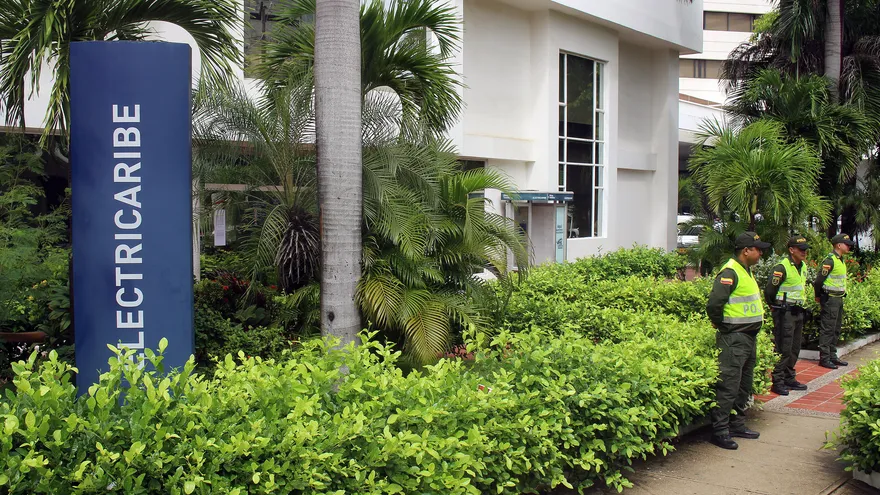 Policías custodian la sede principal de atención al público de Electricaribe en Barranquilla (Colombia).