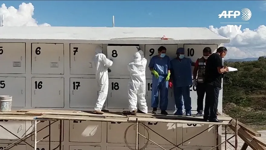 MMD-Trasladan cuerpos a fosa común por falta de espacio en México