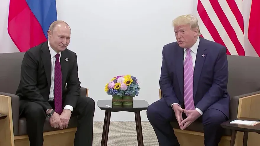 Trump bromea pidiendo a Putin que no interfiera en elecciones de 2020