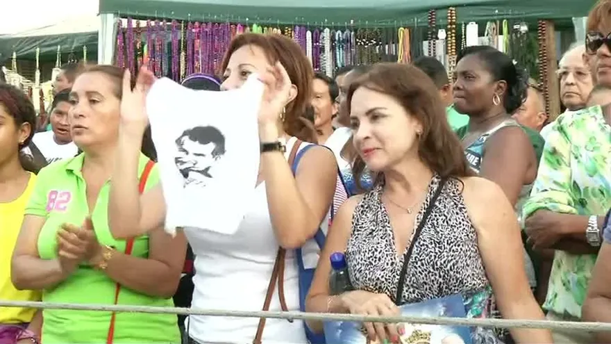 Feligreses homenajean a Don Bosco con multitudinaria procesión