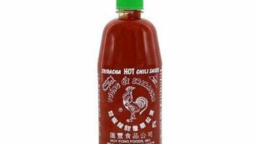 Ordenan retiro del mercado de la salsa de chile picante Sriracha por alerta internacional. Foto/Aupsa