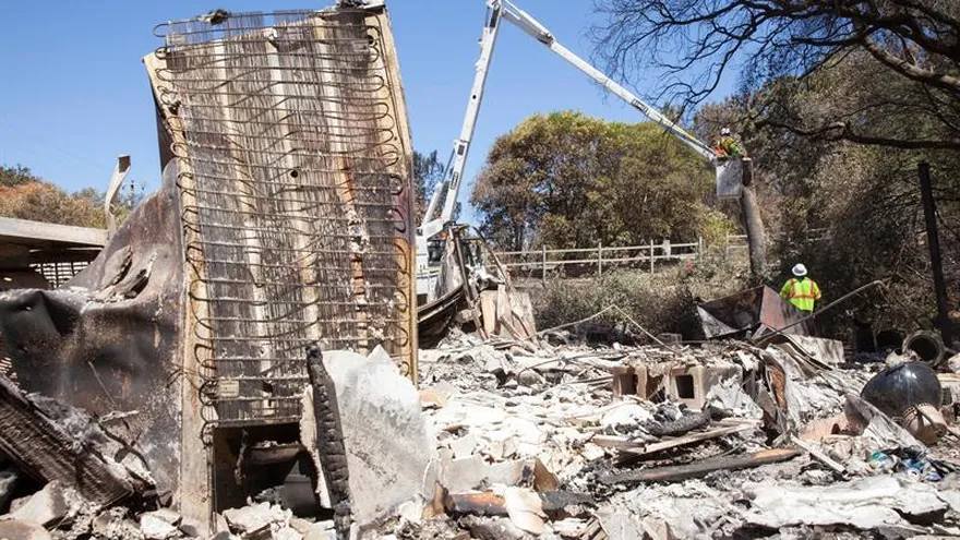 Un equipo de bomberos corta los árboles dañados por el fuego en Oroville, California, Estados Unidos.