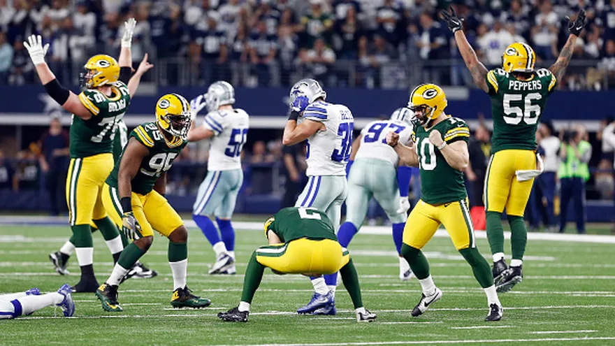 Packers celebran luego de que Mason Crosby pateara el gol de campo decisivo