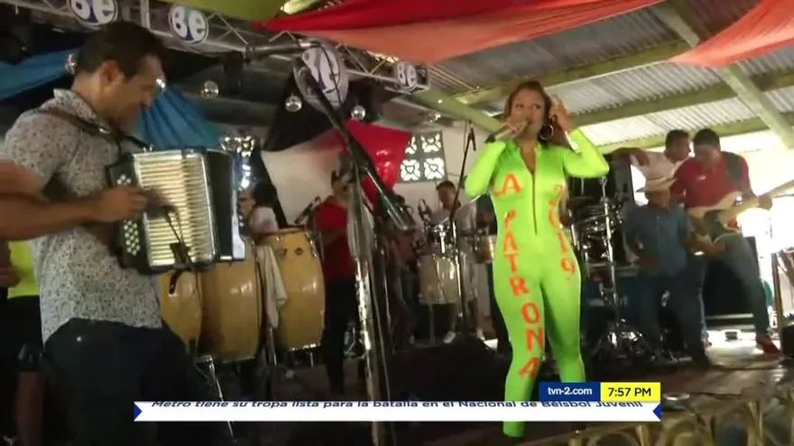 Más de mil personas asisten a la amanecida en Los Uveros