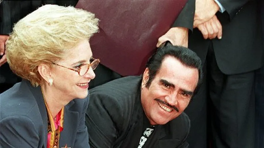 Foto archivo de Vicente Fernandez junto a su viuda Cuquita