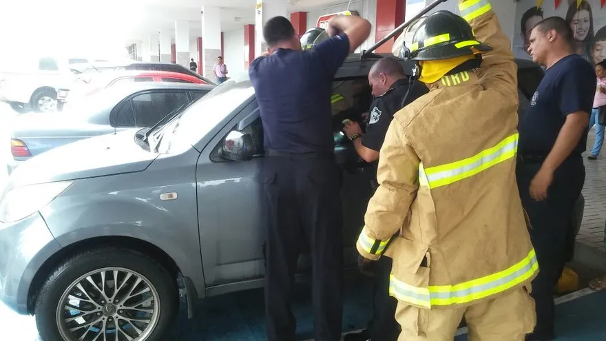 Bebé queda atrapado dentro de un auto en Verasalles. Fotografía @ProtegeryServir