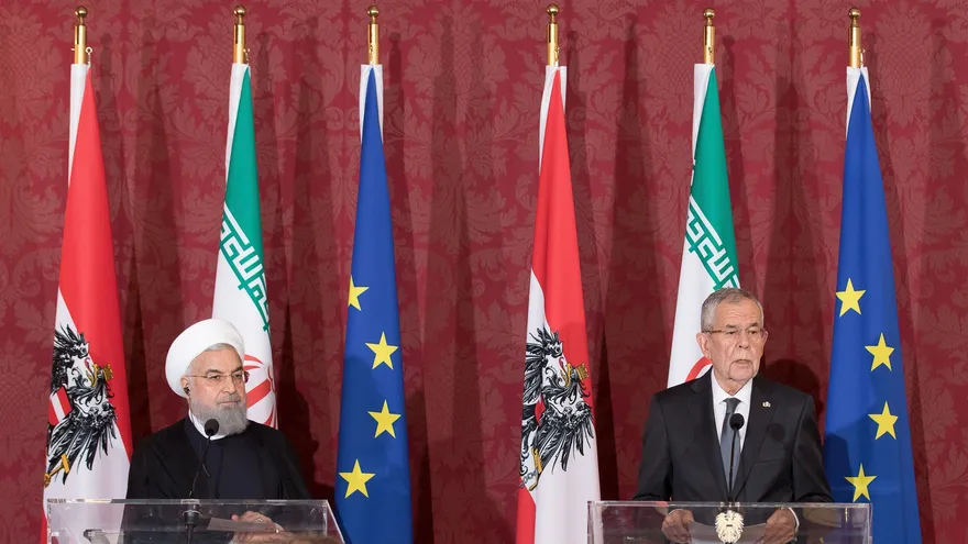 El presidente austriaco, Alexander Van der Bellen, y su homólogo iraní, Hasan Rohaní, dan una rueda de prensa conjunta en el Palacio Hofburg de Viena (Austria) hoy, 4 de julio de 2018