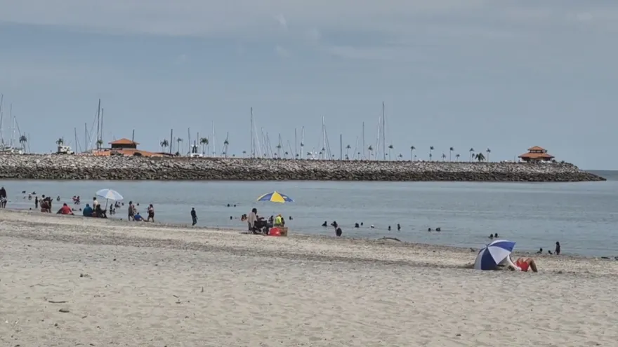 Familias acuden la Ensenada de San Carlos en medio de alerta por oleajes