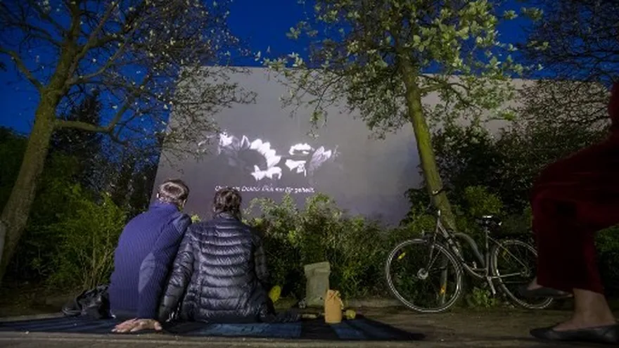 Películas en los patios de edificios de Berlín para acabar con el aburrimiento de los confinados