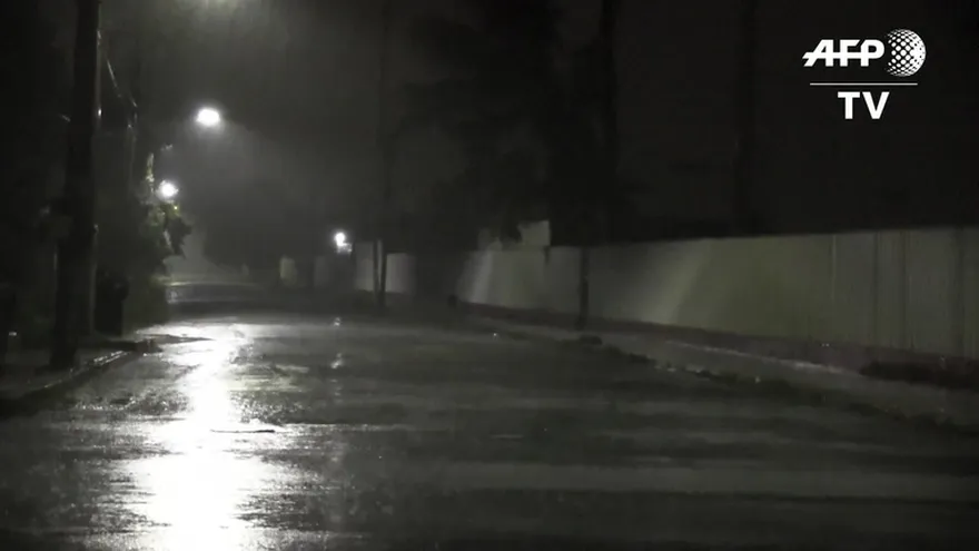 Huracán Earl llega a Belice con poderosos vientos