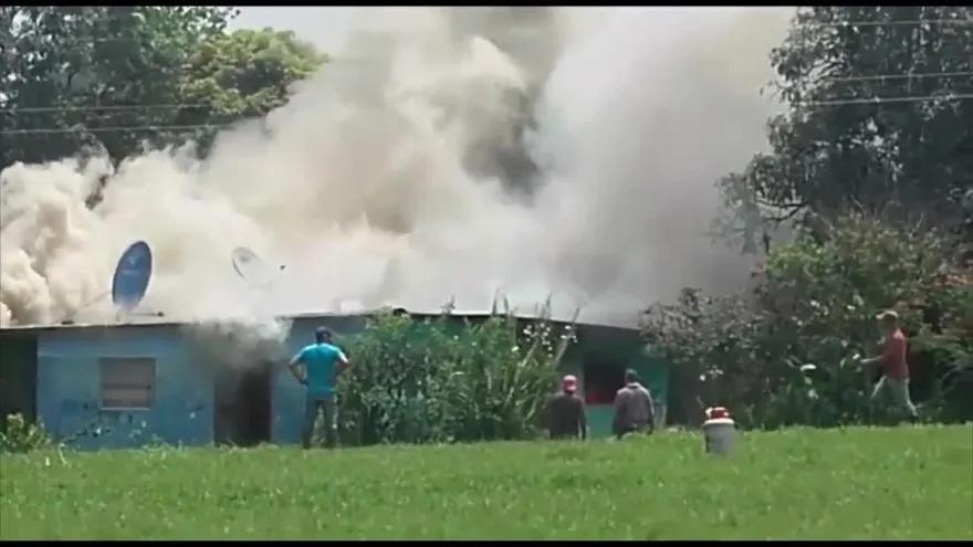 Incendio consume una residencia en Monte Lirio, cercana a frontera con Costa Rica