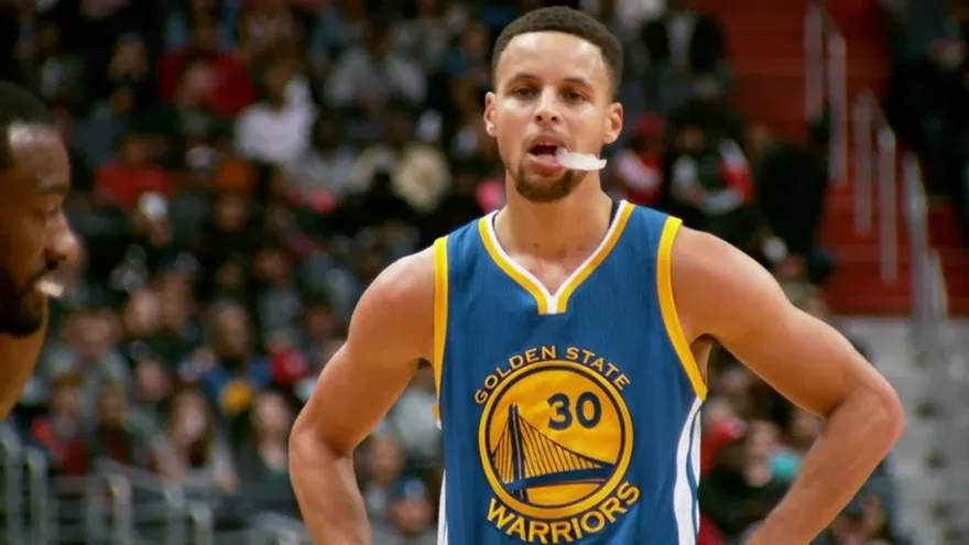 Stephen Curry anotó 51 puntos y empujó a su equipo a ganar 134-121 a los Wizards