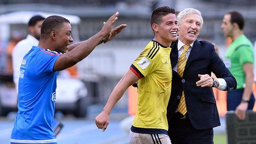 James Rodríguez (d) y José Pékerman (i)