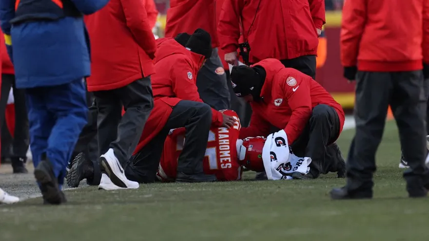 Patrick Mahomes lesionado en partido de la NFL