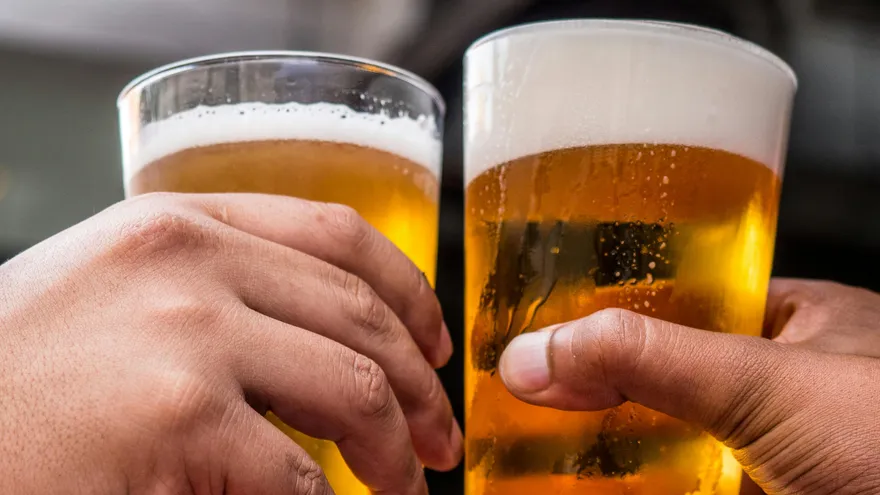 Presidente de Ecuador ordena baja de precio de la cerveza po