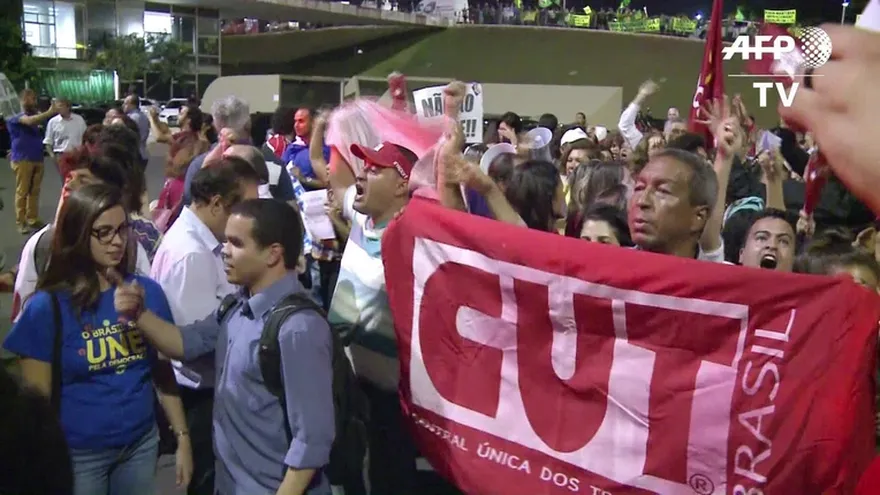 Manifestantes reaccionan tras continuación de impeachment
