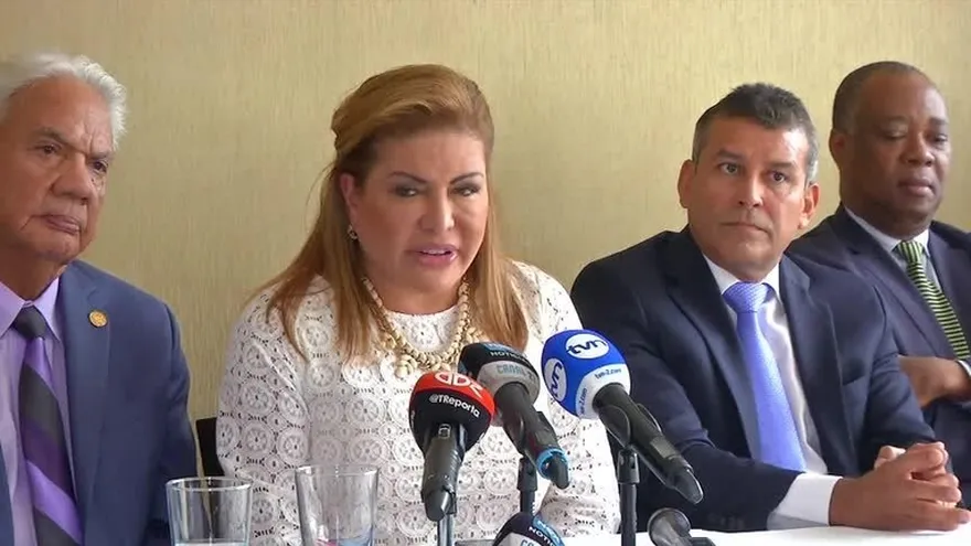 Investigan a la exministra Alma Cortés