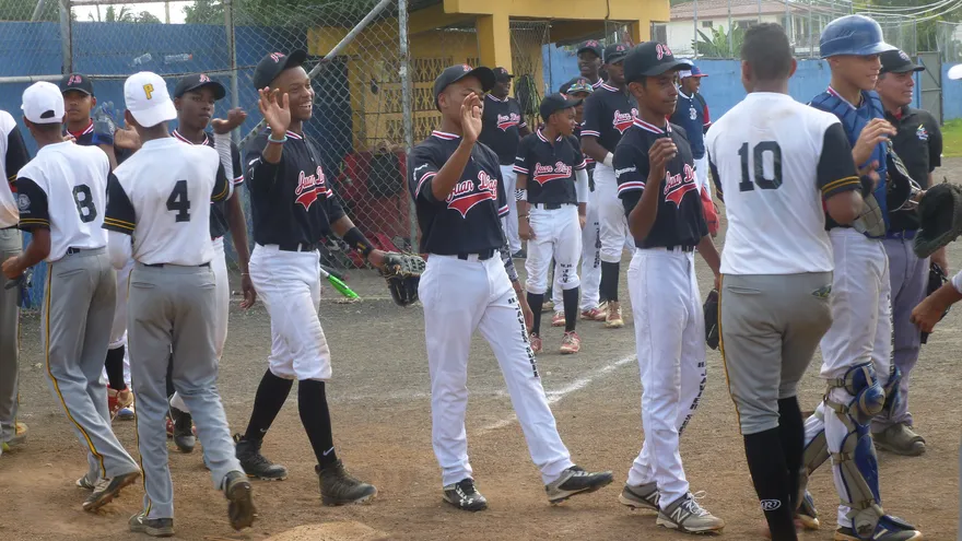 Jugadores de los equipos intermedios de Juan Díaz y Parque Lefevre se saludan tras finalizar el partido de hoy